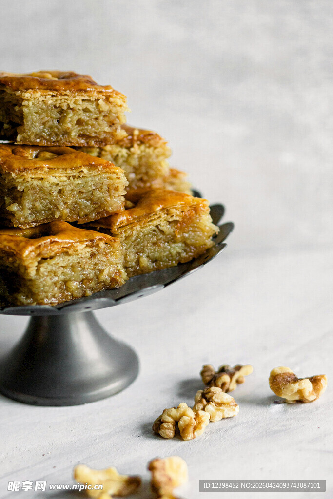 核桃糕点摆放在精致托盘上