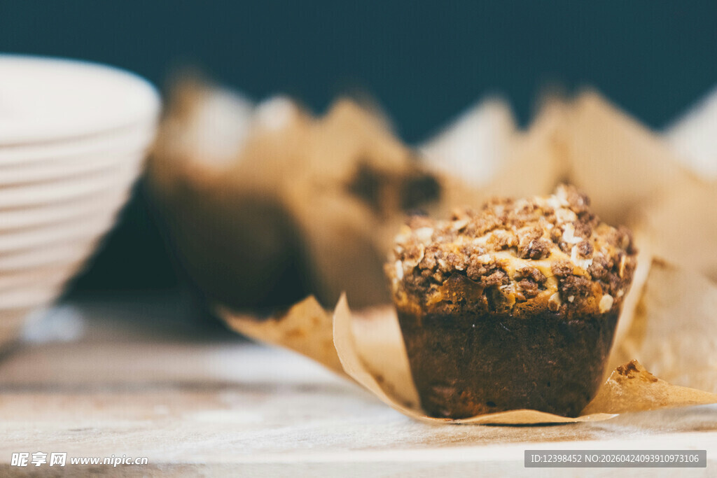 美味坚果装饰的巧克力松饼