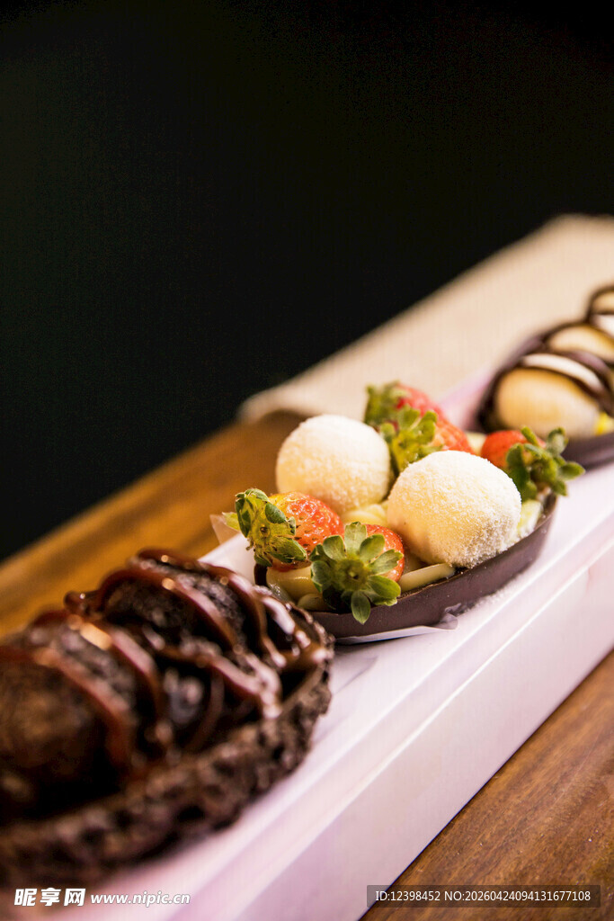 精致摆盘的美味巧克力甜点