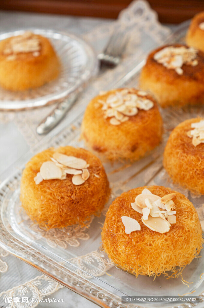 美味杏仁小蛋糕精致摆盘