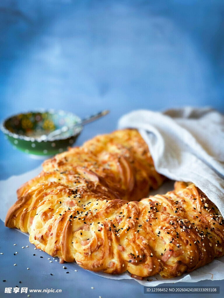 美味酥脆的芝麻牛角面包