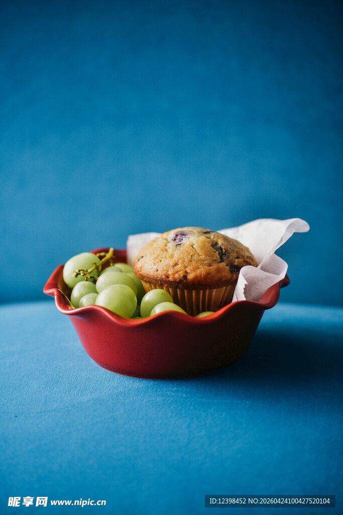 红碗中的多样美味食物