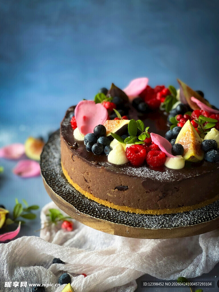 水果装饰的美味巧克力蛋糕