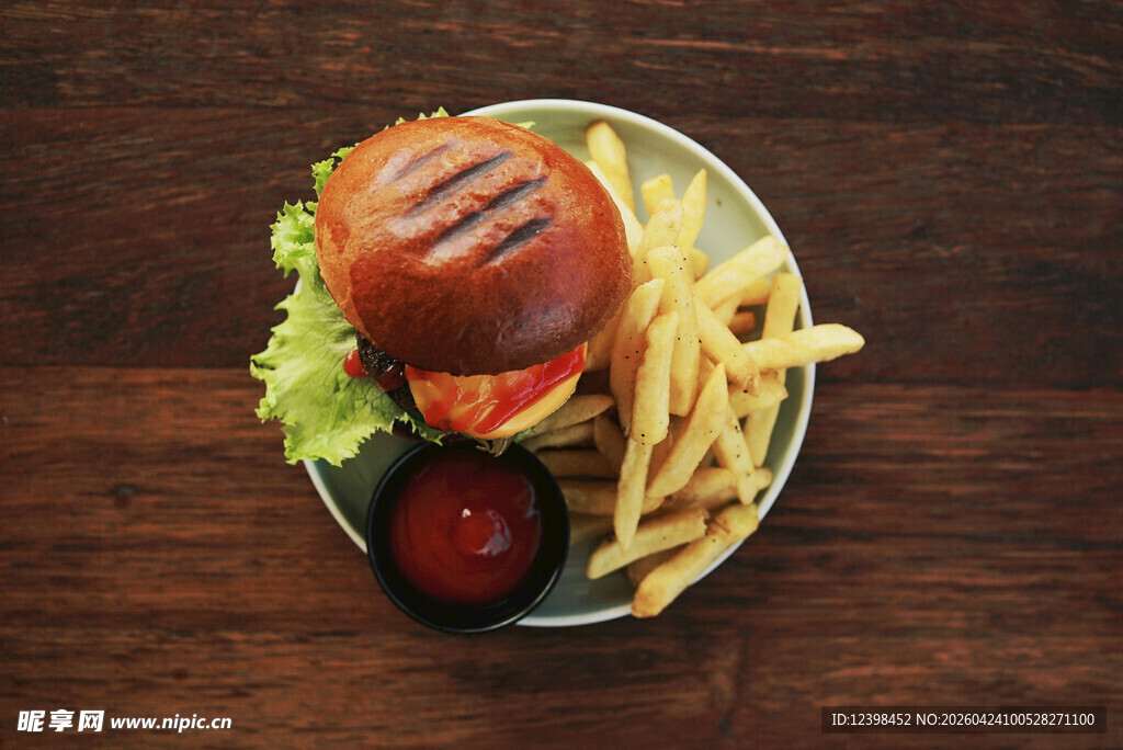 美味汉堡配薯条与番茄酱