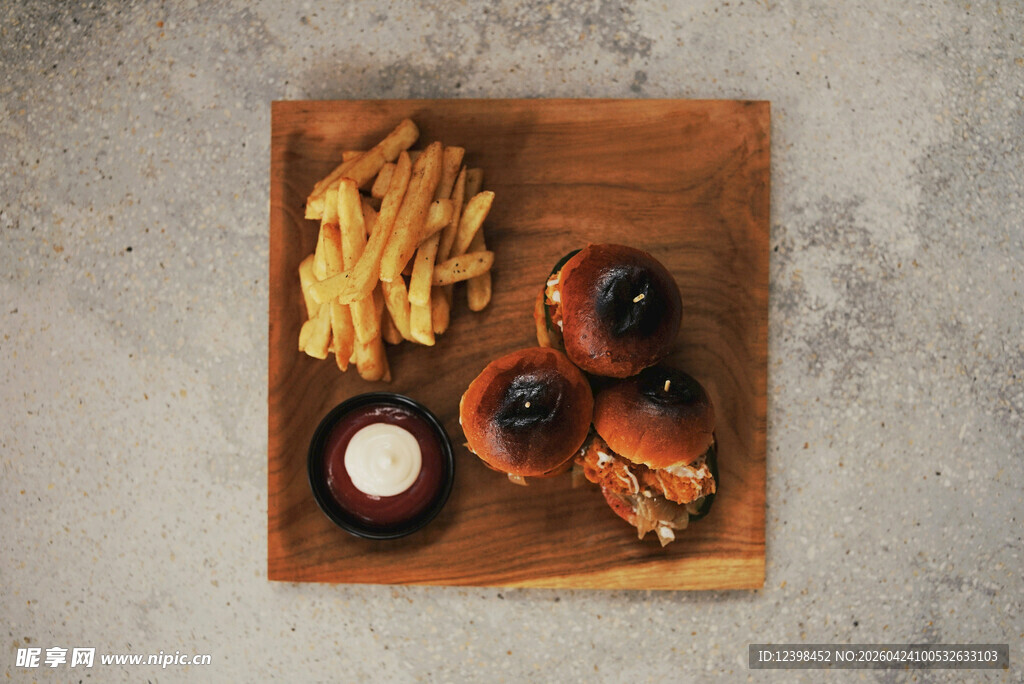 木制托盘上的多样美食