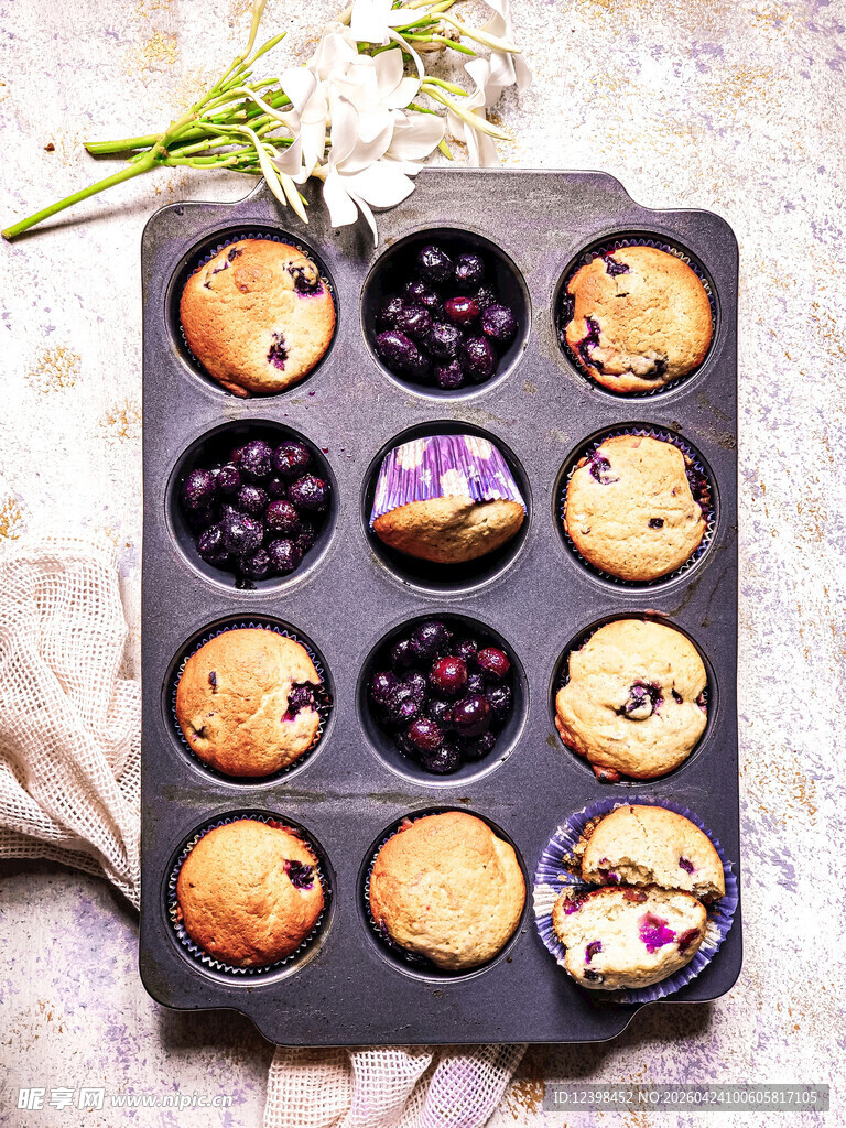 美味多彩松饼与浆果组合