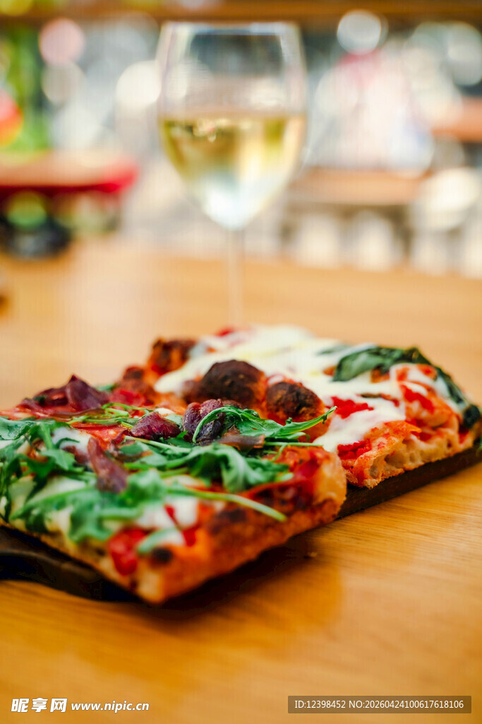 美味多彩披萨摆于桌前