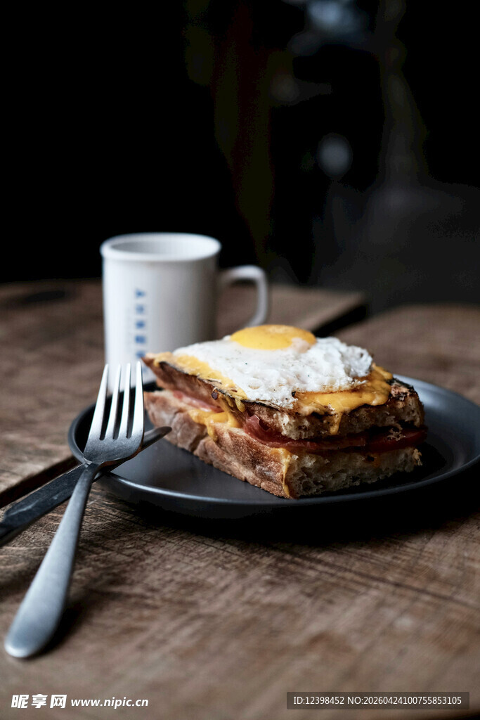 木质桌上的美味三明治与咖啡