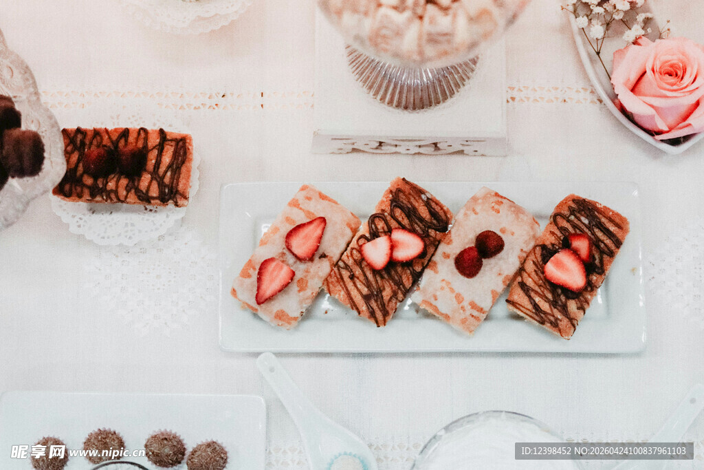 精致美味的多彩点心拼盘