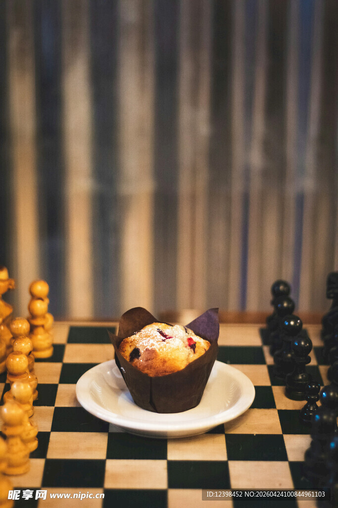 棋盘上的美味纸杯蛋糕