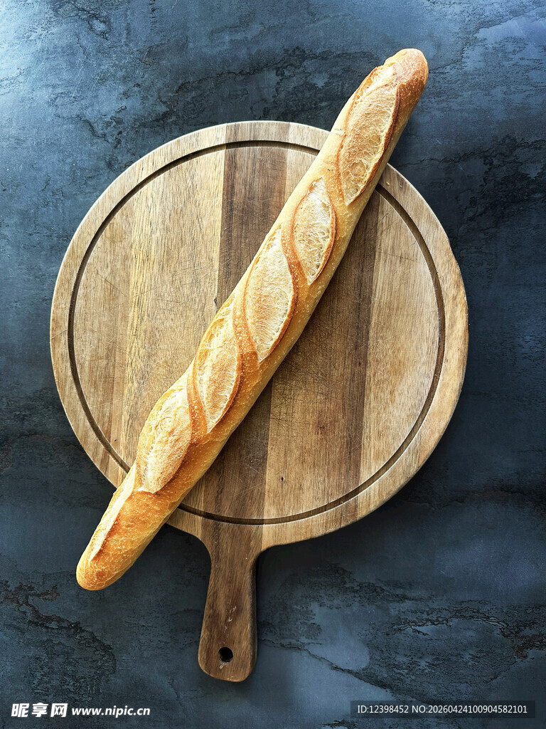 木盘上的法式长棍面包