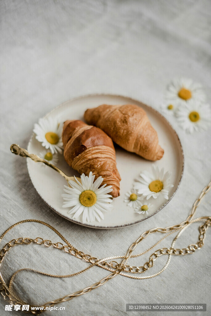 精致摆盘的美味牛角面包