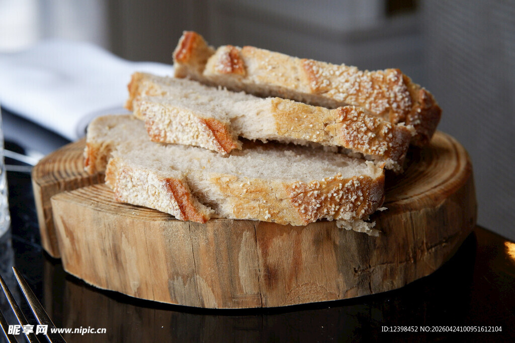 木盘上的切片全麦面包