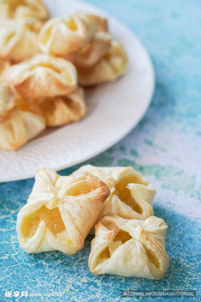 美味酥皮点心摆于盘中