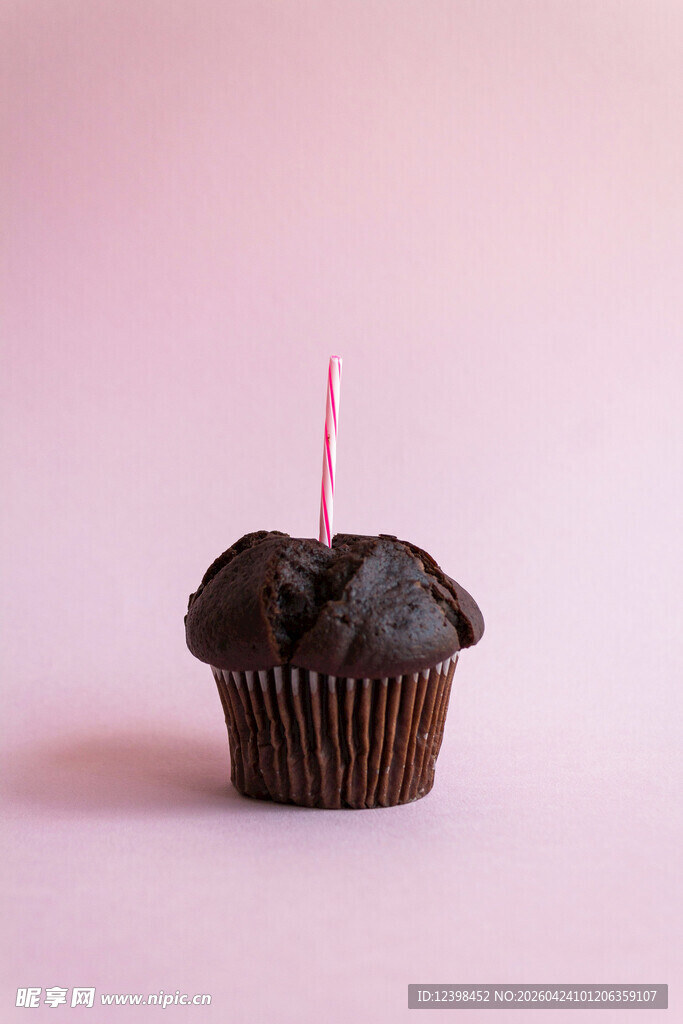 单支蜡烛装饰的巧克力纸杯蛋糕