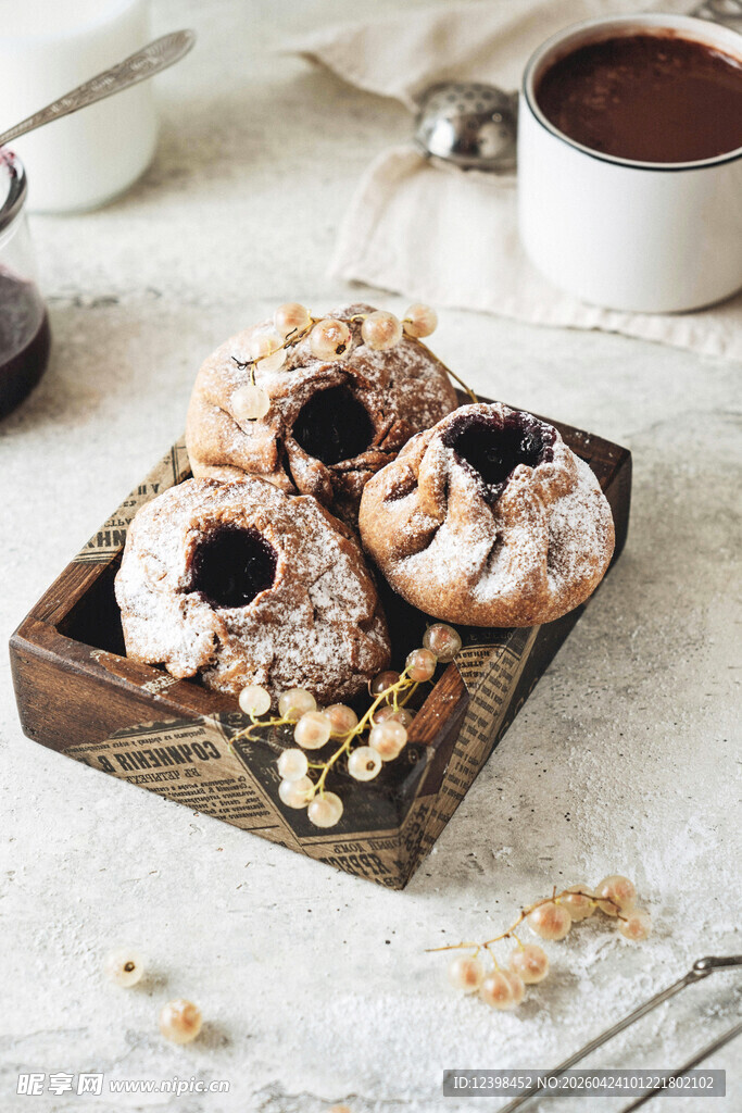 木制托盘上的美味糕点