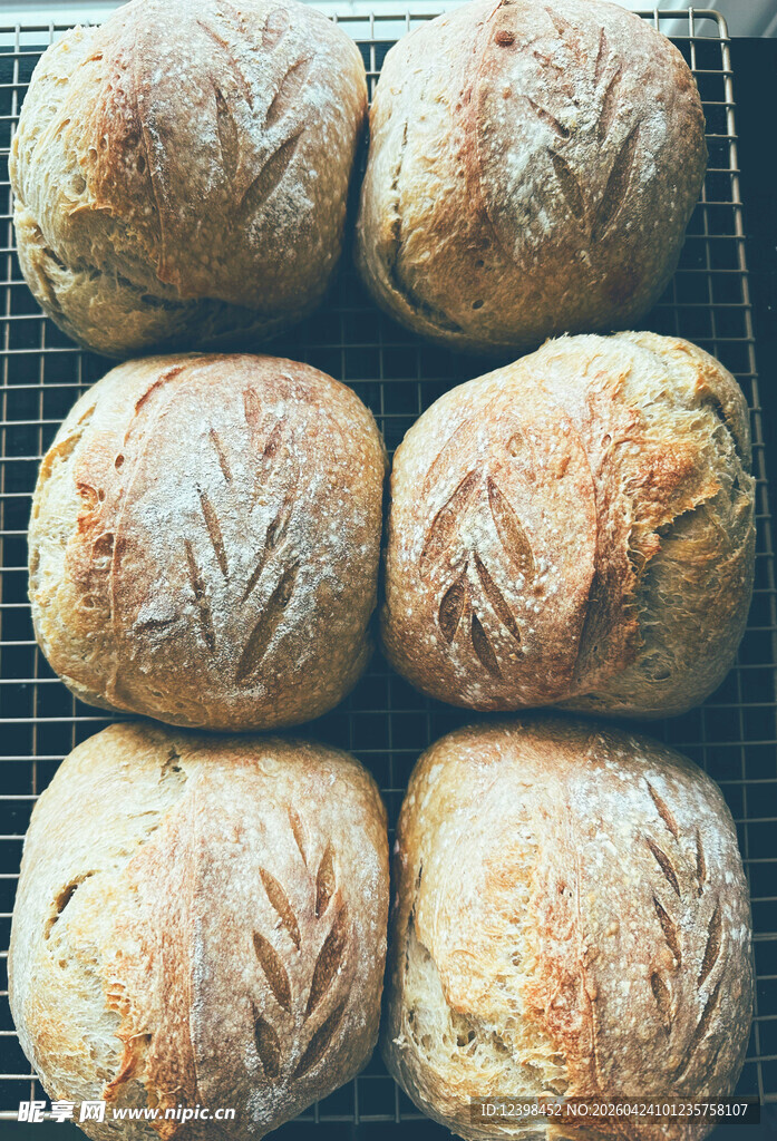 新鲜出炉的美味手工面包