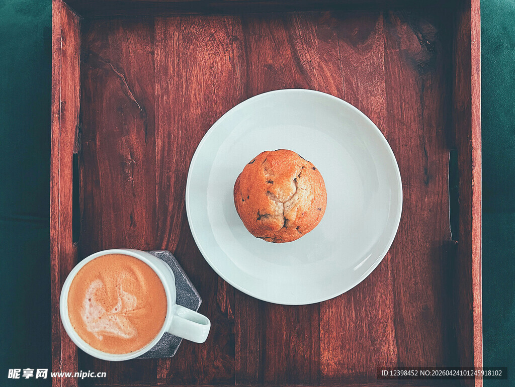 咖啡配甜点的惬意时光