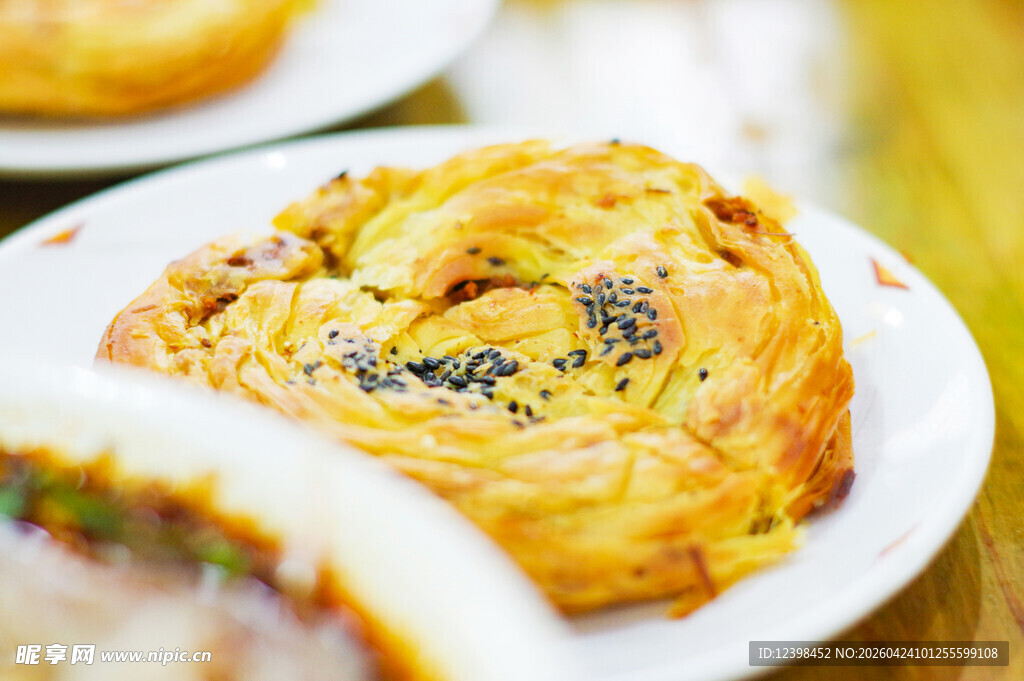 美味千层酥摆于白盘上