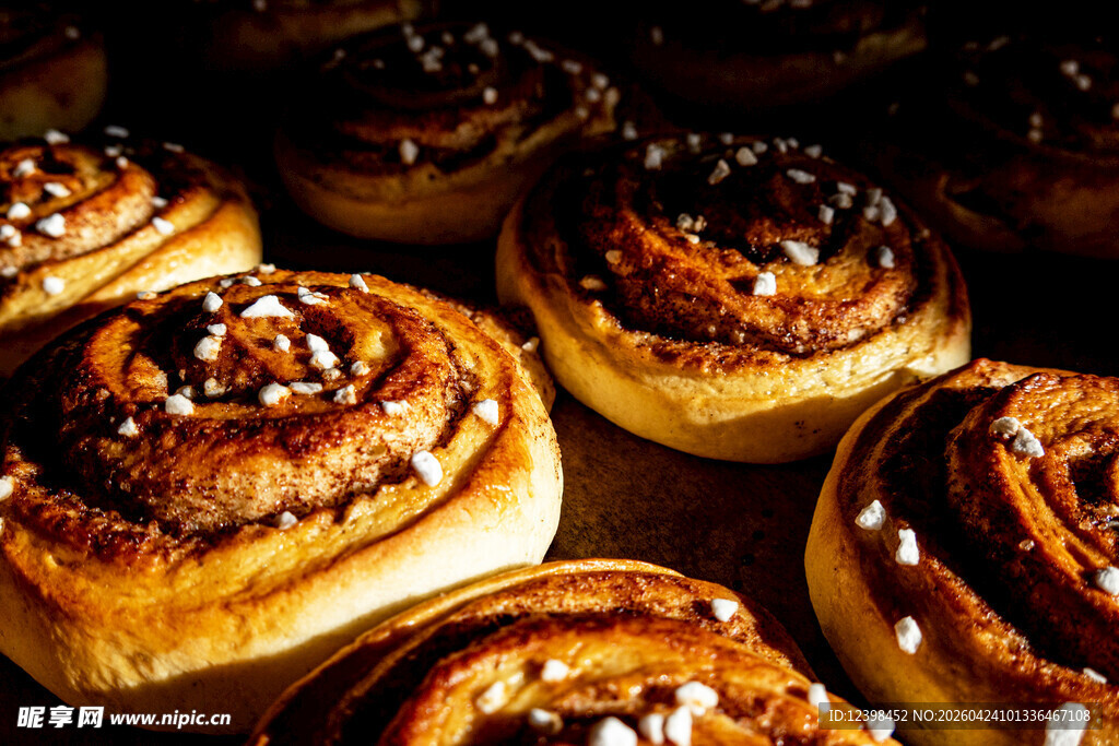 美味肉桂卷整齐排列