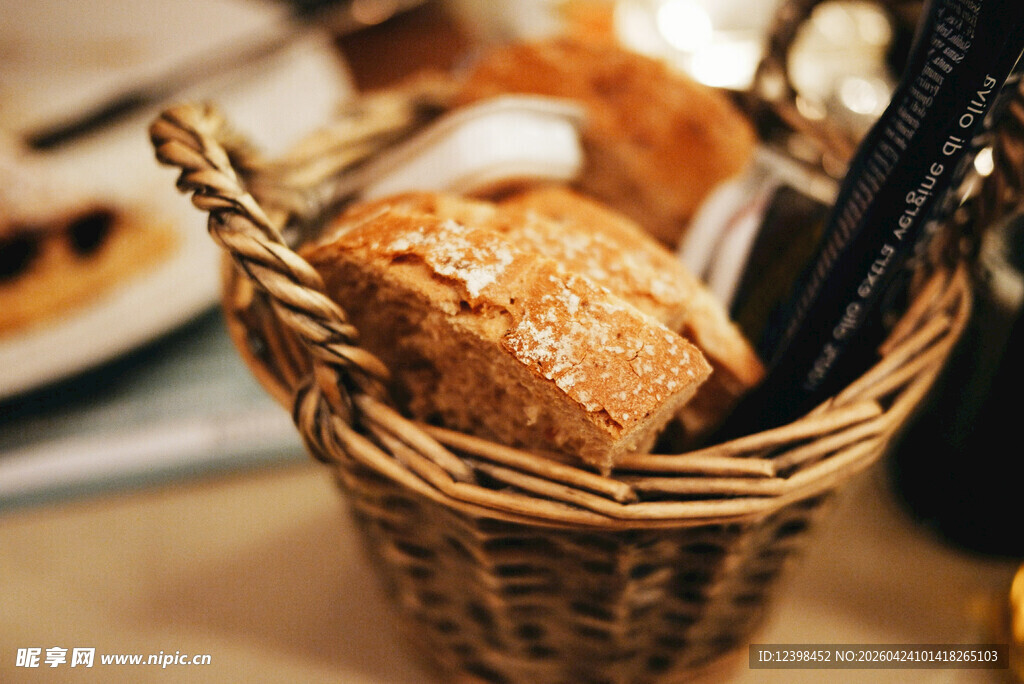 篮子里的美味面包