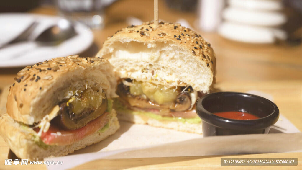美味牛肉汉堡配蘸酱