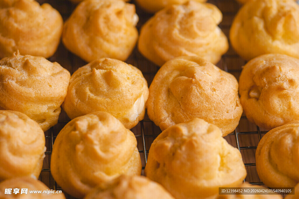 美味蓬松的奶油泡芙