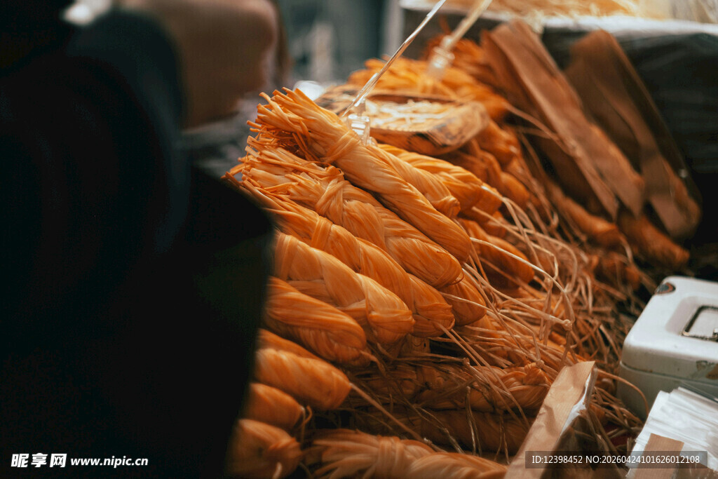 货架上的美味油炸食品