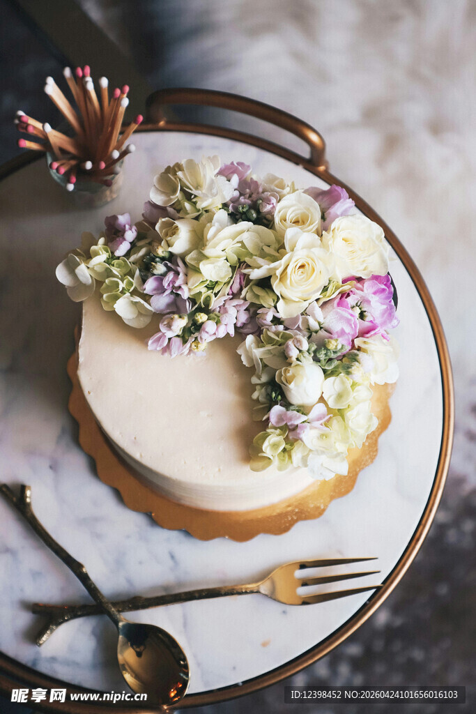 精致花卉装饰的美味蛋糕