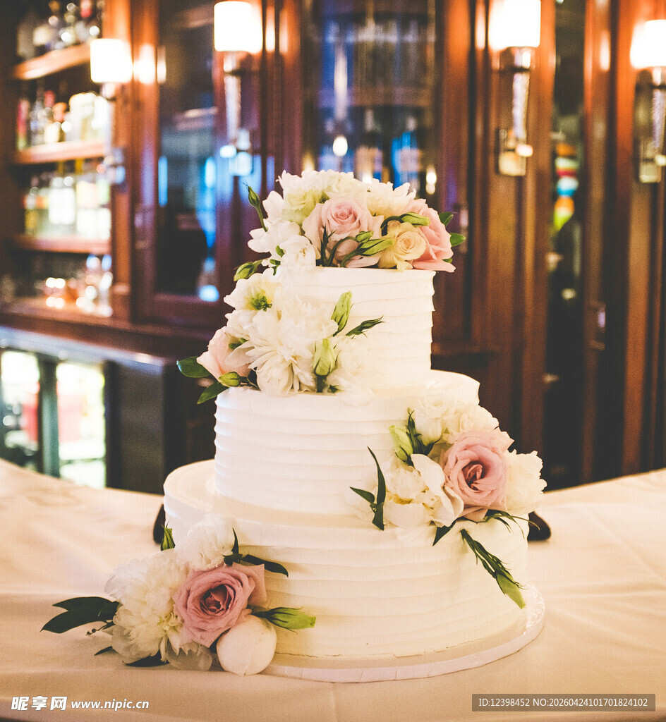 三层花卉装饰的精美蛋糕