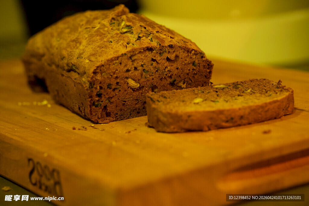 切片全麦面包置于木砧板上