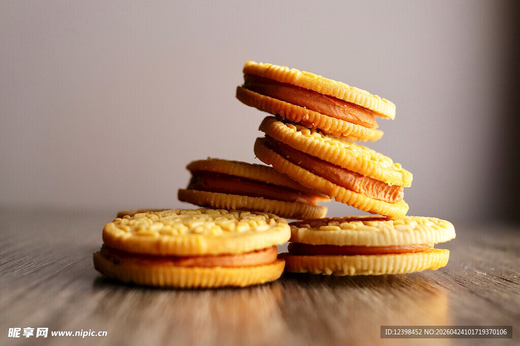 堆叠的美味夹心饼干