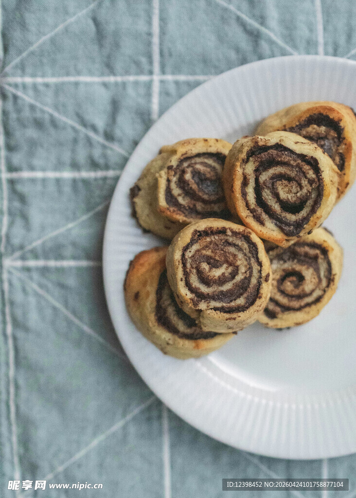 美味肉桂卷摆于白色盘中