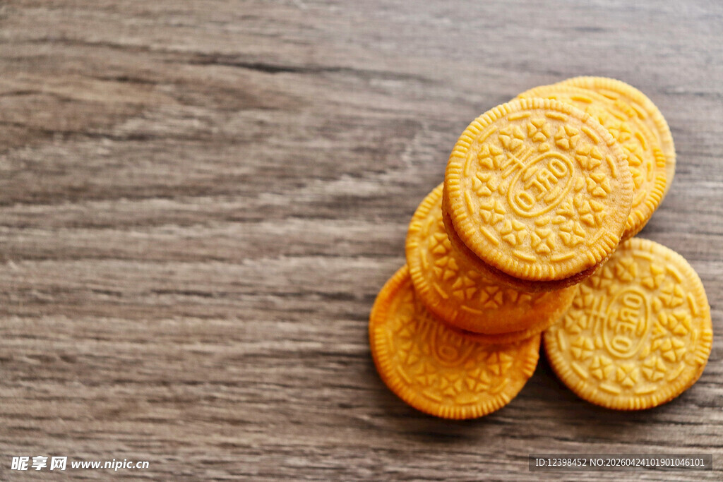 堆叠的美味圆形小饼干