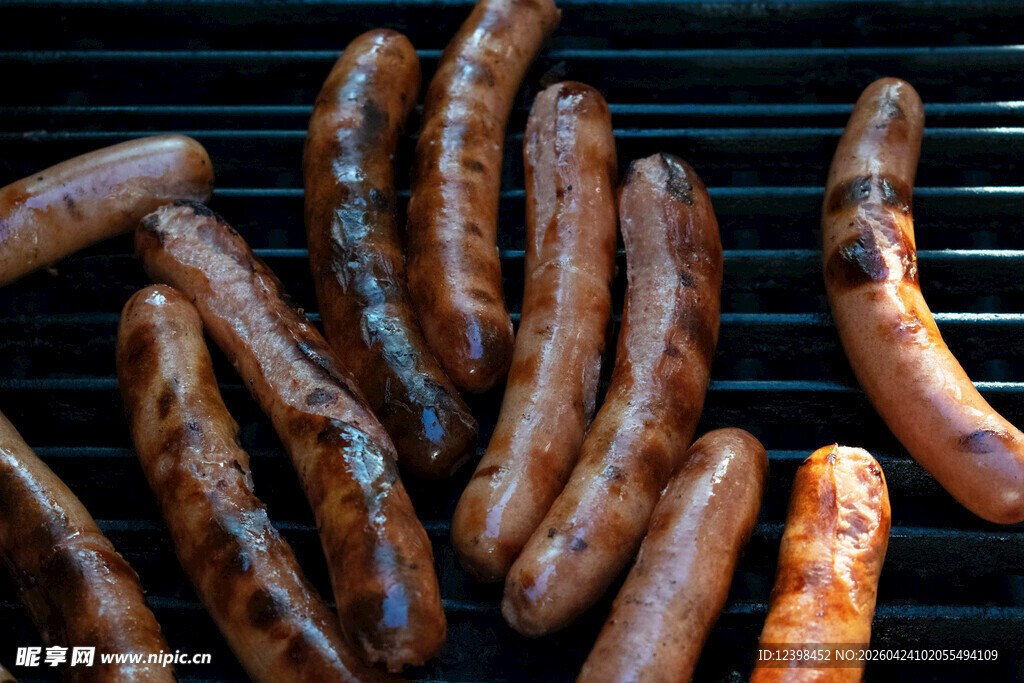 烤架上的美味香肠