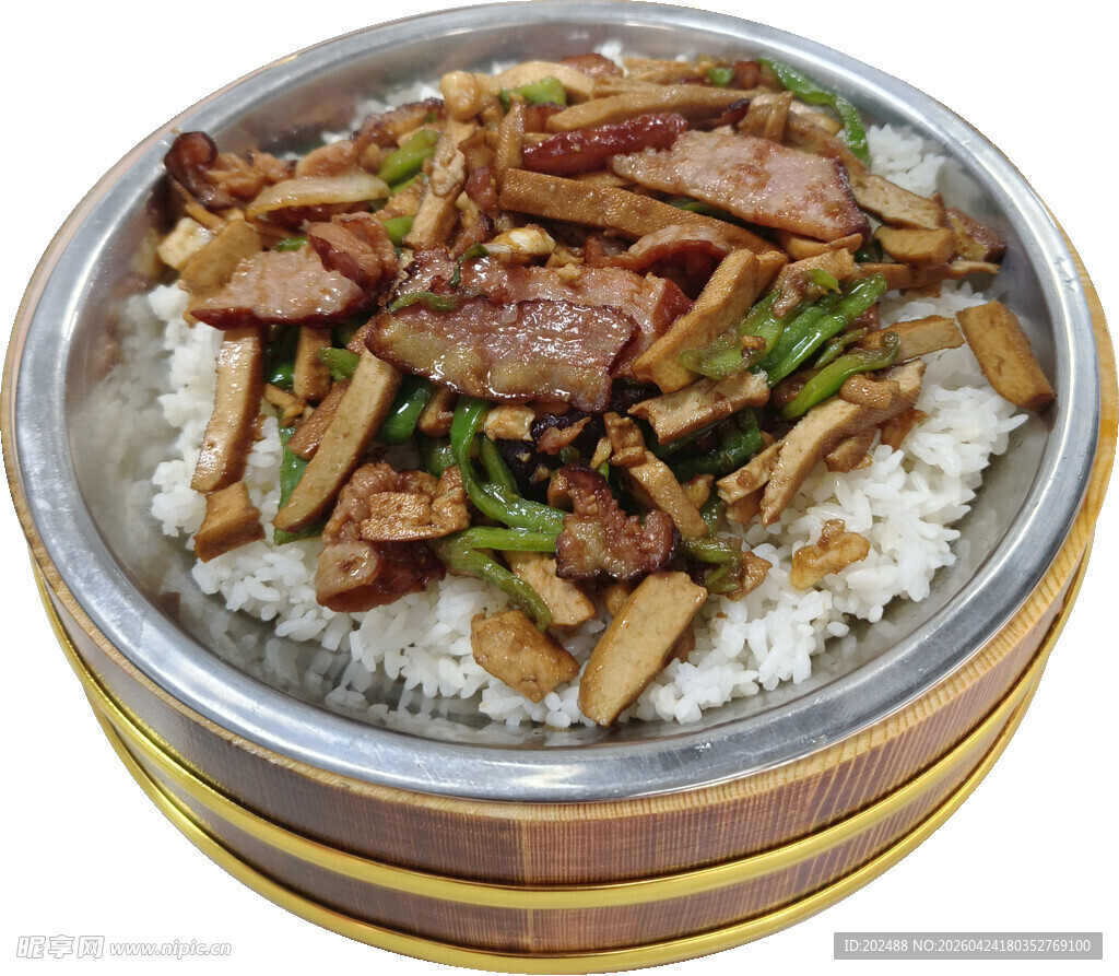 烟熏肉炒香干木桶饭