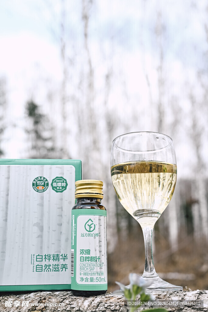 白葡萄酒与包装盒展示