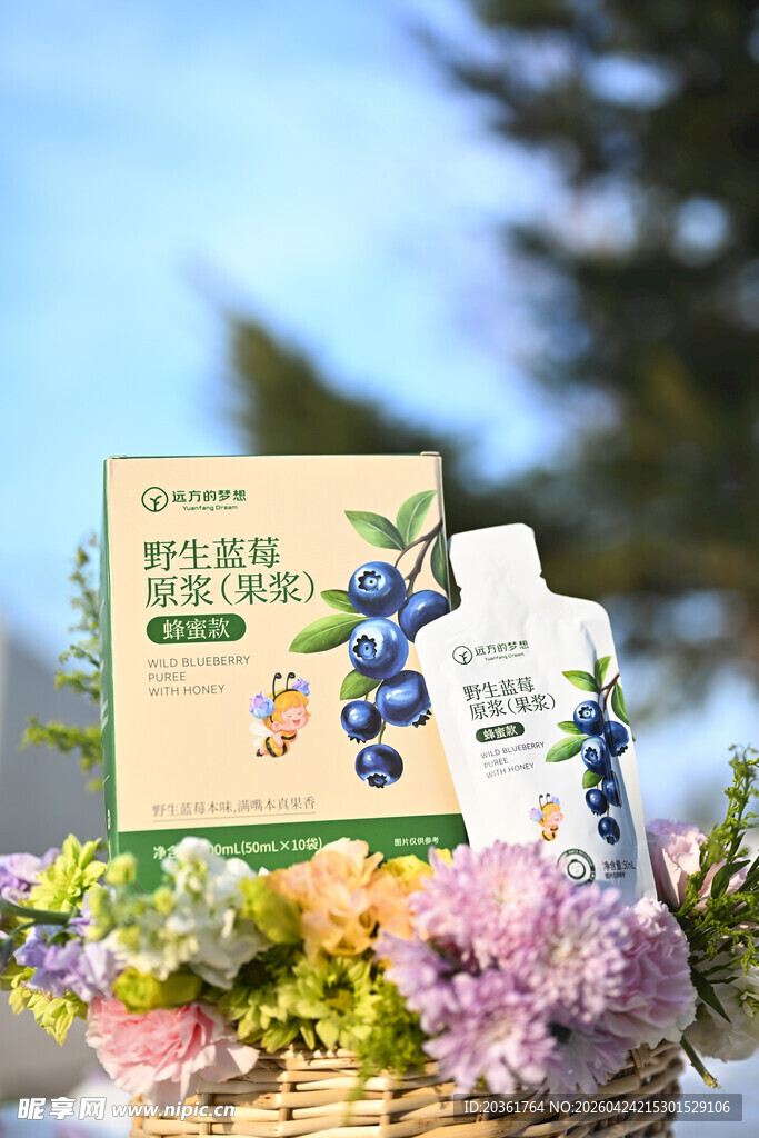 蓝莓产品置于缤纷花束中