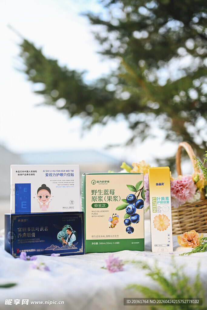 户外展示的多样彩色包装盒