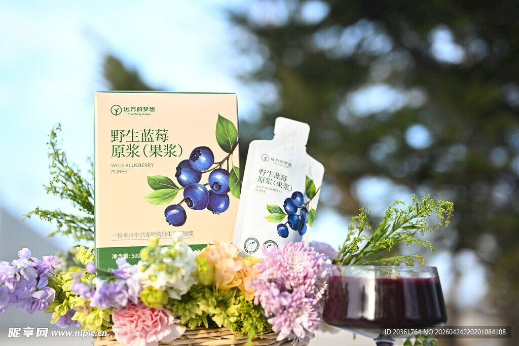 花茶饮品与鲜花组合展示