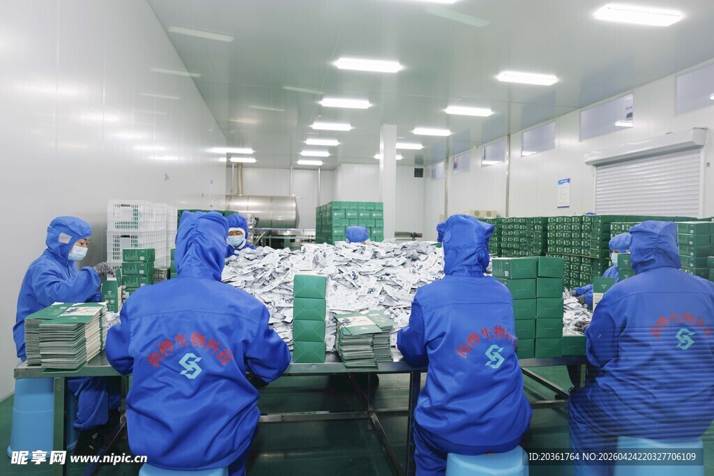 无尘车间工人专注作业