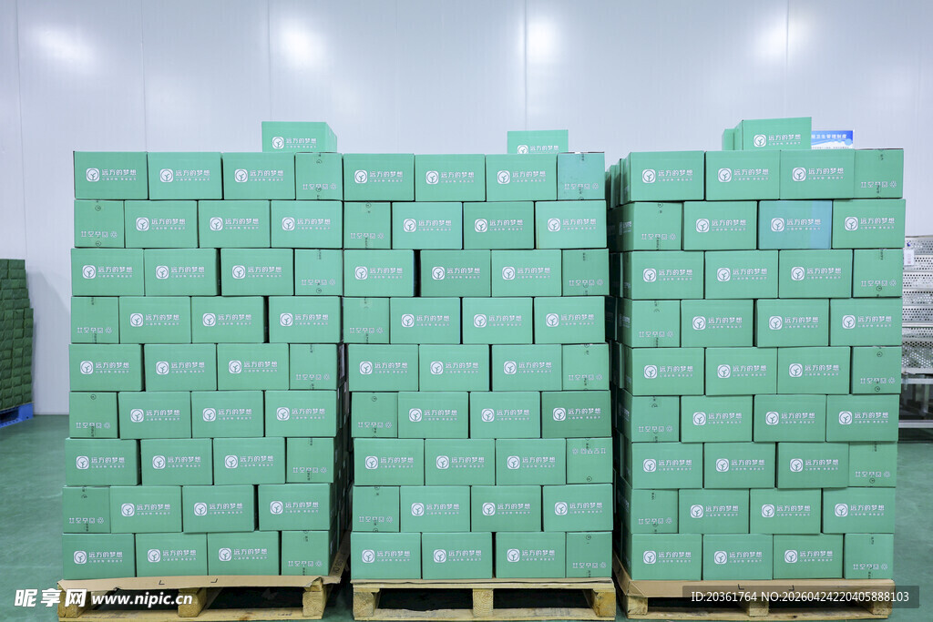 仓库中堆放的绿色货物箱