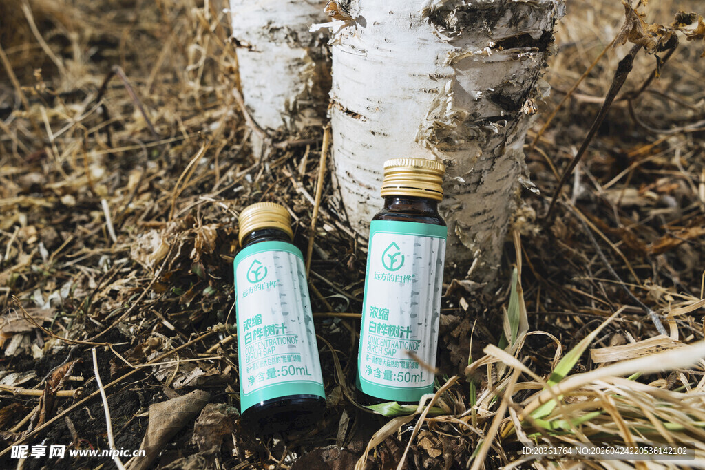 野外放置的两瓶特色液体