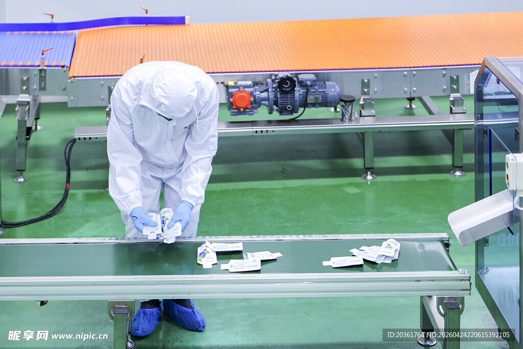 药厂工人专注操作设备