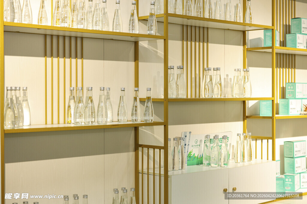 简约置物架上的玻璃器皿