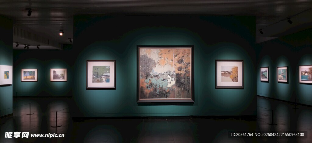 艺术展厅中的精美画作展示
