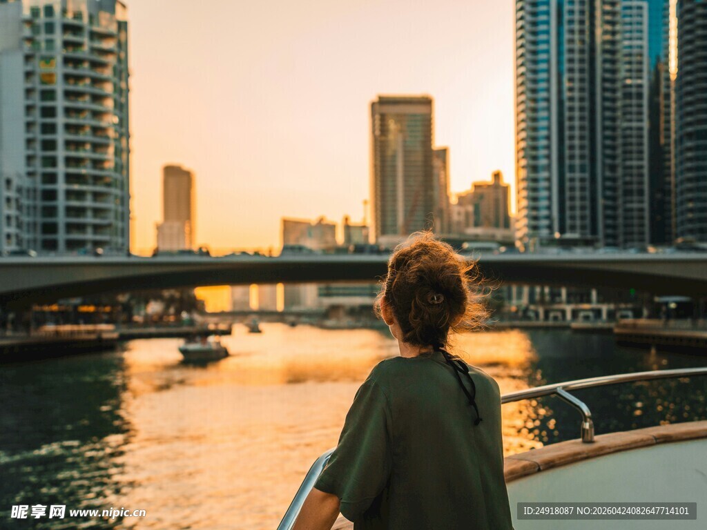 河畔背影城市黄昏中的旅人