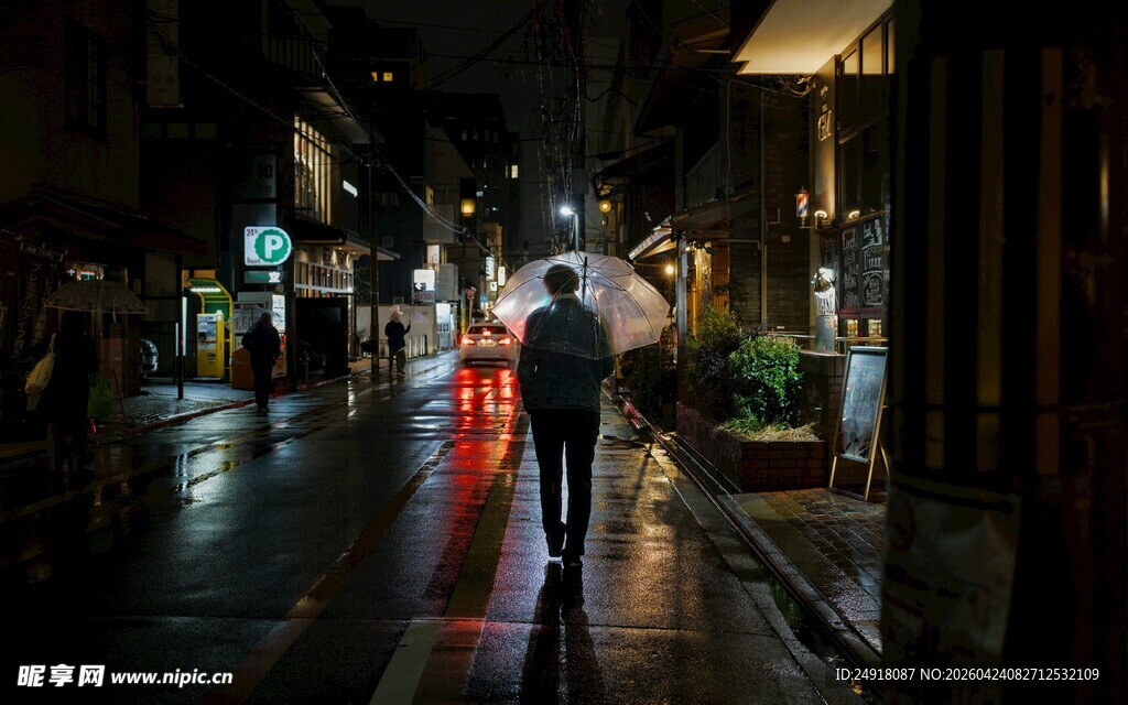 雨夜街头撑伞漫步的行人