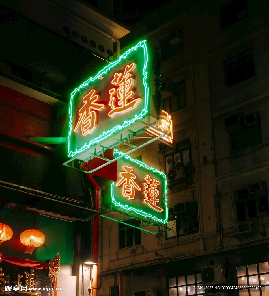 中式霓虹招牌点亮夜巷