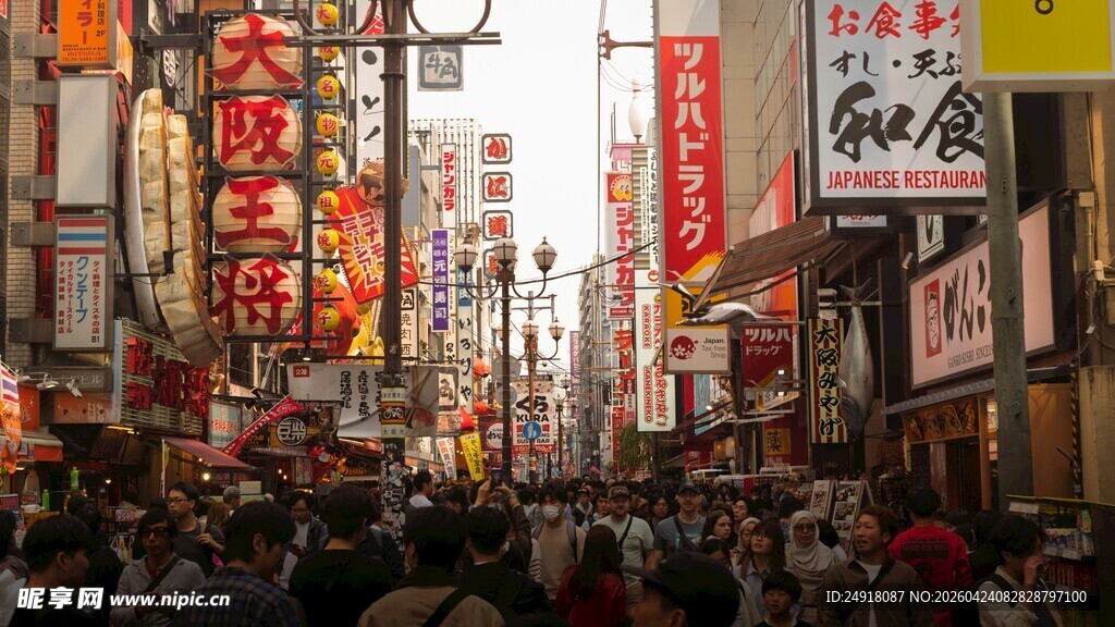 繁华日本街头热闹景象